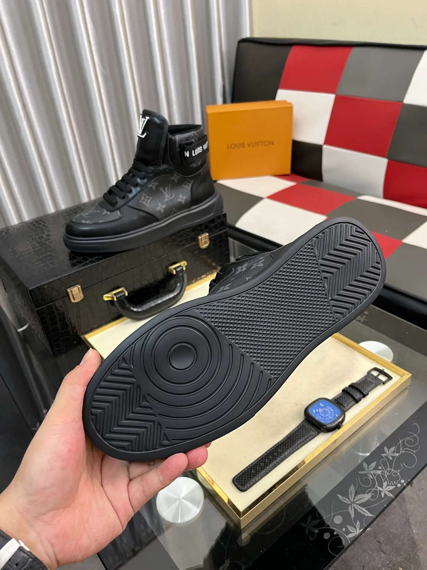 Men's shoes💰440⌚️⌚️"LOUI* VUITTO*" popular men's casual shoes, genuine Italian development💯purchasing level quality✔️The upper is made of first-layer cowhide, comfortable and soft sheepskin feet⚡️Fashionable and versatile. The toe last shape is firm and full, and the soles are made from LV original molds and can be moved in and out of the counter at will. Light and comfortable on the foot~purely handmade, details determine quality! Size:38-442️⃣Colors available